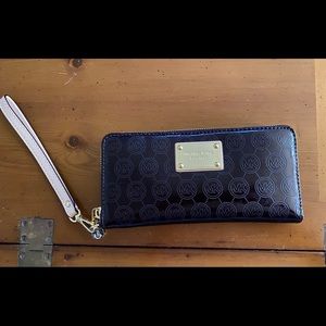 Michael Kors large Wallet  wrist handle NEVERUSED